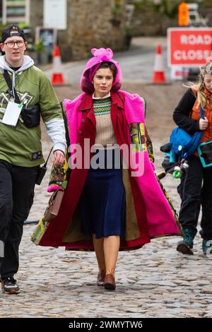 Grassington, Yorkshire, Regno Unito. 28 febbraio 2024. Le riprese della location iniziano per la quinta serie del popolare programma di Channel 5 e della PBS All Creatures Great & Small. Il cast e la troupe sono stati avvistati per le strade della piccola cittadina di Grassington, nello Yorkshire Dales, che viene convertita, due volte l'anno, nella città immaginaria di Darrowby. Nella foto Rachel Shenton (Helen Herriot) arriva sul set. Credito: Tom Holmes Photography / Alamy Live News). Foto Stock