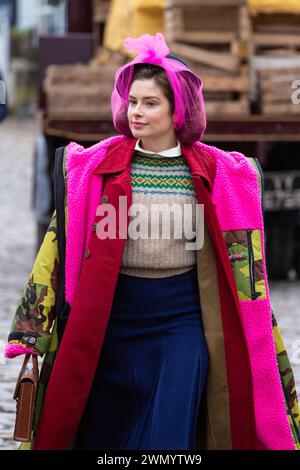 Grassington, Yorkshire, Regno Unito. 28 febbraio 2024. Le riprese della location iniziano per la quinta serie del popolare programma di Channel 5 e della PBS All Creatures Great & Small. Il cast e la troupe sono stati avvistati per le strade della piccola cittadina di Grassington, nello Yorkshire Dales, che viene convertita, due volte l'anno, nella città immaginaria di Darrowby. Nella foto Rachel Shenton (Helen Herriot) arriva sul set. Credito: Tom Holmes Photography / Alamy Live News). Foto Stock