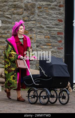 Grassington, Yorkshire, Regno Unito. 28 febbraio 2024. Le riprese della location iniziano per la quinta serie del popolare programma di Channel 5 e della PBS All Creatures Great & Small. Il cast e la troupe sono stati avvistati per le strade della piccola cittadina di Grassington, nello Yorkshire Dales, che viene convertita, due volte l'anno, nella città immaginaria di Darrowby. Nella foto Rachel Shenton (Helen Herriot) filma una scena. Credito: Tom Holmes Photography / Alamy Live News). Foto Stock