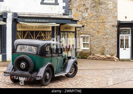 Grassington, Yorkshire, Regno Unito. 28 febbraio 2024. Le riprese della location iniziano per la quinta serie del popolare programma di Channel 5 e della PBS All Creatures Great & Small. Il cast e la troupe sono stati avvistati per le strade della piccola cittadina di Grassington, nello Yorkshire Dales, che viene convertita, due volte l'anno, nella città immaginaria di Darrowby. Nella foto Rachel Shenton (Helen Herriot) filma una scena. Credito: Tom Holmes Photography / Alamy Live News). Foto Stock