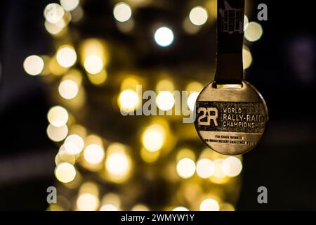 Médaille, medaglia FIA Stage Winner durante la fase 2 dell'Abu Dhabi Desert Challenge 2024, il 28 febbraio 2024 tra al Dhannah e Mzeer'ah, Emirati Arabi Uniti - Photo Bastien Roux/DPPI Credit: DPPI Media/Alamy Live News Foto Stock