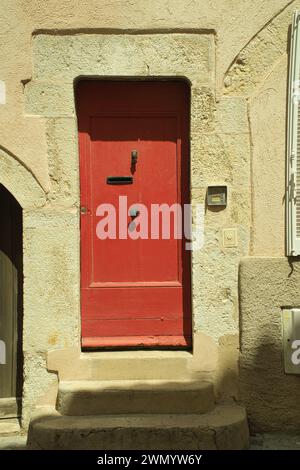 Splendida vista su stradine strette e facciate e case colorate ad Antibes, Francia Foto Stock
