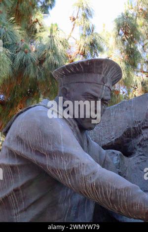 Particolare di un marinaio russo che aiuta le vittime del terremoto di Messina del 1908, parte del monumento di Pietro Kufferle che commemora questo evento. Foto Stock