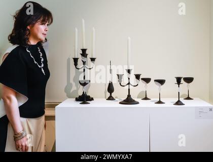 Londra, Regno Unito. 28 febbraio 2024. Un rappresentante della galleria con BR Gallery, l'unica galleria dedicata al metallo contemporaneo nella Cina continentale, con un delicato pezzo chiamato "Banquet II" in alluminio e policarbotato, di Yu Zhang. Collect 2024 celebra i 20 anni come fiera internazionale leader per l'artigianato e il design contemporaneo. È presentato dal Crafts Council alla Somerset House dal 1 al 3 marzo, con 40 gallerie internazionali e opere di oltre 400 artisti viventi. Crediti: Imageplotter/Alamy Live News Foto Stock