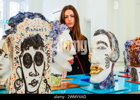 Londra, Regno Unito. 28 febbraio 2024. Colleziona il personale con una serie di sculture individuali sotto forma di teste, di Kimberley Gundle del 2022, rappresentate da Long e Ryle Gallery. Collect 2024 celebra i 20 anni come fiera internazionale leader per l'artigianato e il design contemporaneo. È presentato dal Crafts Council alla Somerset House dal 1 al 3 marzo, con 40 gallerie internazionali e opere di oltre 400 artisti viventi. Crediti: Imageplotter/Alamy Live News Foto Stock