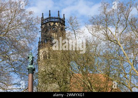 MUNSTER, RENANIA SETTENTRIONALE-VESTFALIA, GERMANIA - 30 MARZO 2019: Il Mariensäule con la torre della St Chiesa di Ludgeri nella Marienplatz di Münster, GE Foto Stock