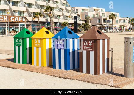 Contenitori di riciclaggio assortiti sulla spiaggia di Caleta de Fuste sulla costa orientale dell'isola delle Canarie di Fuerteventura, Spagna Foto Stock