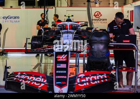 MANAMA, BAHRAIN, circuito internazionale del Bahrain, 28.feb.2024: Haas F1 Car and Mechanics durante il Gran Premio del Bahrain di Formula uno Foto Stock