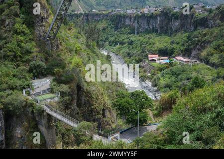 Vecchio ponte pedonale sul fiume a Banos de Agua Santa, Ecuador Foto Stock