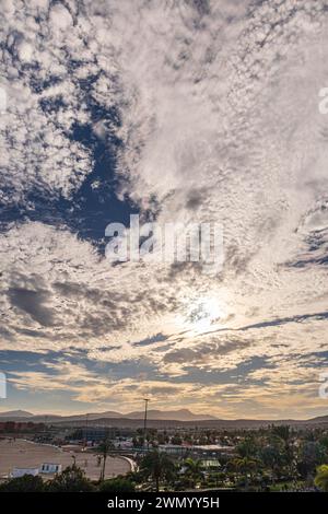 Un drammatico effetto nuvola verso il tramonto visto dal Barcelo Fuertentura Mar Hotel a Caleta de Fuste sull'Isola Canaria di Fuerteventura, Spagna Foto Stock