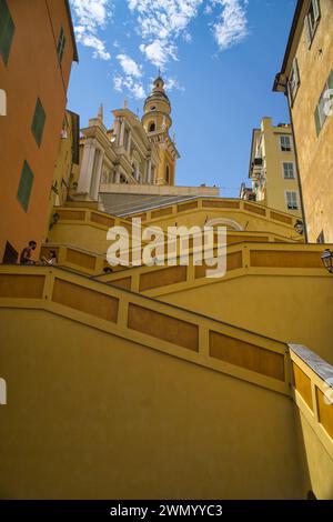 Mentone, Francia - agosto 5,2021: Antica città tradizionale di Mentone in una giornata di sole con cielo azzurro nel sud della Francia, tipica riviera francese vecchia colorata Foto Stock