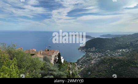 Splendida vista panoramica sul blu del Mediterraneo da un bel punto di vista in una piccola cittadina di Eze, nel sud della Francia, situata sulla cima di una collina. Foto Stock