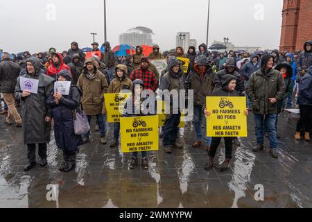 Cardiff, Galles. REGNO UNITO. 28 febbraio 2024. Gli agricoltori gallesi si riuniscono fuori dal Senedd nella baia di Cardiff per protestare contro i cambiamenti pianificati nelle sovvenzioni agricole, Cardiff, Galles. REGNO UNITO. Crediti: Haydn Denman/Alamy Live News. Foto Stock