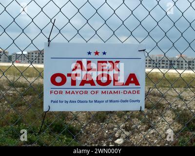 Miami, Florida, Stati Uniti - 24 febbraio 2024: Segno politico campagna di Alex Otaola per sindaco di Miami-Dade. Foto Stock