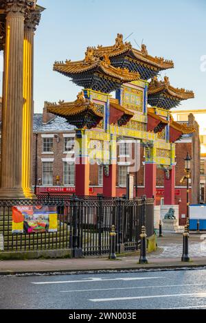 I cancelli della zona di Liverpool, città cinese Foto Stock