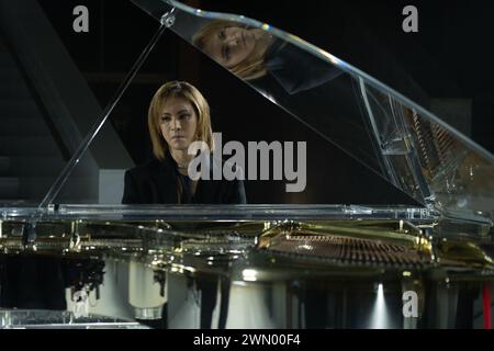 Il designer Yoshiki Hayashi suona il pianoforte durante la pista per le prove della Maison Yoshiki Paris Fashion Show. Preparazione backstage per la Maison Yoshiki Paris Fashion Show durante la Milano Fashion Week donna Autunno/Inverno 2024-2025 presso l'Università Bocconi di Milano Foto Stock