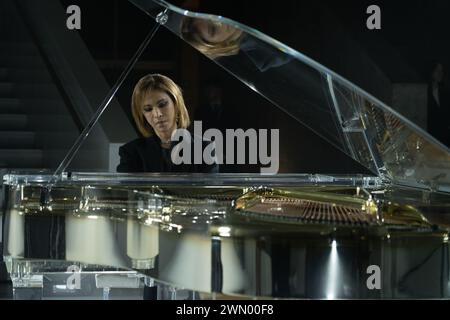 Il designer Yoshiki Hayashi suona il pianoforte durante la pista per le prove della Maison Yoshiki Paris Fashion Show. Preparazione backstage per la Maison Yoshiki Paris Fashion Show durante la Milano Fashion Week donna Autunno/Inverno 2024-2025 presso l'Università Bocconi di Milano Foto Stock