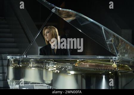 Il designer Yoshiki Hayashi suona il pianoforte durante la pista per le prove della Maison Yoshiki Paris Fashion Show. Preparazione backstage per la Maison Yoshiki Paris Fashion Show durante la Milano Fashion Week donna Autunno/Inverno 2024-2025 presso l'Università Bocconi di Milano Foto Stock