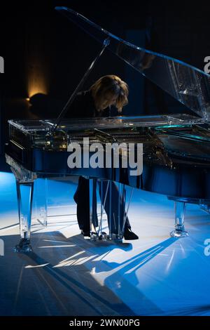 Il designer Yoshiki Hayashi suona il pianoforte durante la pista per le prove della Maison Yoshiki Paris Fashion Show. Preparazione backstage per la Maison Yoshiki Paris Fashion Show durante la Milano Fashion Week donna Autunno/Inverno 2024-2025 presso l'Università Bocconi di Milano Foto Stock