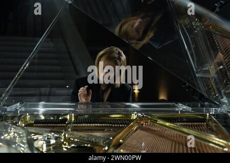 Il designer Yoshiki Hayashi suona il pianoforte durante la pista per le prove della Maison Yoshiki Paris Fashion Show. Preparazione backstage per la Maison Yoshiki Paris Fashion Show durante la Milano Fashion Week donna Autunno/Inverno 2024-2025 presso l'Università Bocconi di Milano Foto Stock