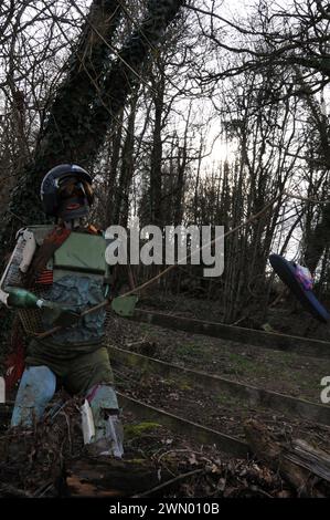 Scultura fatta di rifiuti trovati dentro e intorno al fiume Vienne. Ile de Chaillac, St Junien, Haute-Vienne, Francia. Foto Stock