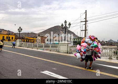 Scene dalla zona di Barranco di Lima piena di edifici coloniali e ristoranti Foto Stock