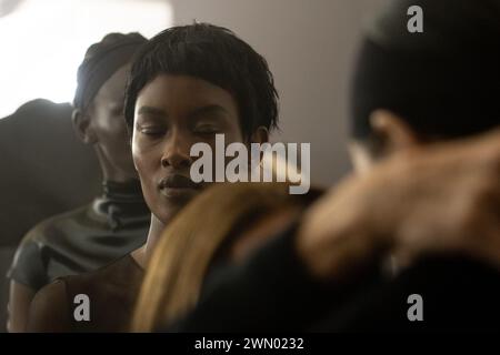 Milano, Italia. 20 febbraio 2024. Vista delle modelle prima della sfilata di moda Maison Yoshiki di Parigi. Preparazione backstage per la Maison Yoshiki Paris Fashion Show durante la Milano Fashion Week Womenswear Autunno/Inverno 2024-2025 presso l'Università Bocconi di Milano (foto di Paolo Marelli/SOPA Images/Sipa USA) crediti: SIPA USA/Alamy Live News Foto Stock