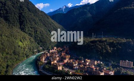 Kunming. 28 ottobre 2020. Una foto aerea scattata il 28 ottobre 2020 mostra una vista del villaggio di Kongdang della città di Dulongjiang, nella contea autonoma di Drung-Nu di Gongshan, nella provincia dello Yunnan, nella Cina sud-occidentale. PER ANDARE CON "Feature: I poveri rurali cinesi trovano nuovi orizzonti nello sviluppo delle infrastrutture" credito: HU Chao/Xinhua/Alamy Live News Foto Stock