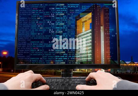 Hacker di immagini simboliche, attacco informatico a edifici pubblici, amministrazioni, istituzioni, municipio, autorità, ricatto digitale, furto di dati, online c Foto Stock