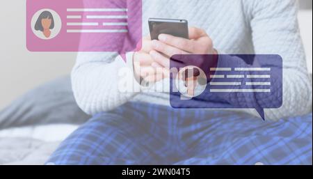 Immagine di icone dei social media con bolle di voce sull'uomo caucasico che usa lo smartphone Foto Stock