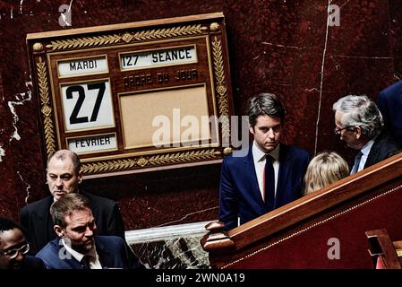 Parigi, Francia. 27 febbraio 2024. © Antonin Burat/le Pictorium/MAXPPP - Parigi 27/02/2024 Antonin Burat/le Pictorium - 27/02/2024 - Francia/Parigi - le Premier ministre Gabriel Attal, lors de la seance de questions au gouvernement du 27 fevrier 2024 a l'Assemblee nationale. - Valeurs ACtuelles out, jdd out, no jdd, RUSSIA OUT, NO RUSSIA #norussia/27/02/2024 - Francia/Parigi - primo Ministro Gabriel Attal, durante la sessione delle interrogazioni al governo del 27 febbraio 2024, all'Assemblea nazionale francese. Crediti: MAXPPP/Alamy Live News Foto Stock