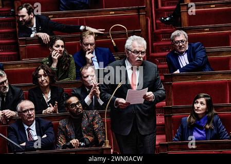 © Antonin Burat/le Pictorium/MAXPPP - Parigi 27/02/2024 Antonin Burat/le Pictorium - 27/02/2024 - Francia/Parigi - le depute 'Gauche democrate et republicaine' Andre Chassaigne prend la parole, lors de la seance de questions au gouvernement du 27 fevrier 2024 a l'Assemblee nationale. - Valeurs ACtuelles out, jdd out, no jdd, RUSSIA OUT, NO RUSSIA #norussia/27/02/2024 - Francia/Parigi - il deputato "Gauche democrate et republicaine" Andre Chassaigne parla, durante la sessione delle interrogazioni al governo del 27 febbraio 2024, all'Assemblea nazionale francese. Foto Stock