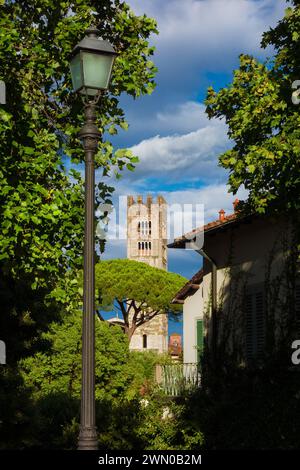 Vista sul centro storico di Lucca con il campanile medievale di San Frediano Foto Stock