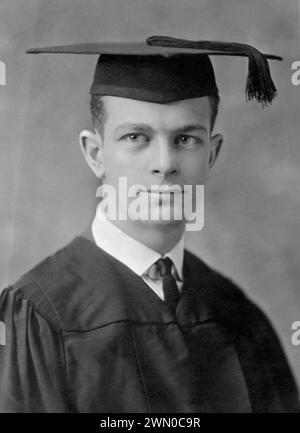 Linus Pauling. Ritratto del chimico americano e attivista per la pace, Linus Carl Pauling (1901-1994), foto di laurea, 1922 Foto Stock