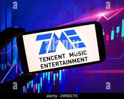 Konskie, Polonia - 24 febbraio 2024: Logo della società Tencent Music Entertainment visualizzato sul telefono cellulare Foto Stock