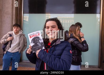 Milano, Italia. 28 febbraio 2024. Foto Stefano porta/LaPresse28-02-2024, Milano, Italia - Cronaca - il calciatore del Milan Rafa Leao presenta il suo libro sorriso a Mondadori Duomo 28 febbraio 2024, Milano, Italia - News - il calciatore Rafa Leao presenta il suo libro sorriso a Mondadori Duomo crediti: LaPresse/Alamy Live News Foto Stock