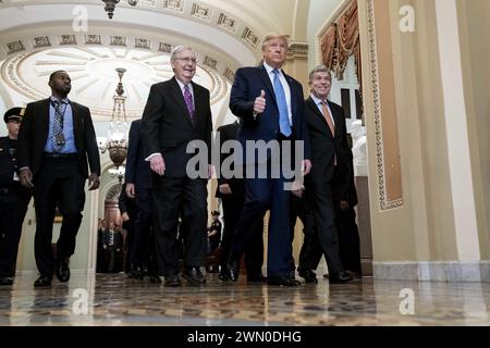 Washington, Stati Uniti D'America. 10 Marzo 2020. Il presidente Donald J. Trump e il vicepresidente Mike Pence camminano con il leader Della Maggioranza del Senato Mitch McConnell, R-Ky., e il senatore Roy Blunt, R-Mo., martedì 10 marzo 2020, dopo essere arrivato al Campidoglio degli Stati Uniti per un pranzo politico repubblicano al Senato Persone: Il presidente Donald Trump, Mitch McConnell Credit: Storms Media Group/Alamy Live News Foto Stock