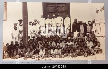 Mostra foto di schiavi salvati dalla Royal Navy nel 1892, Slavery Museum, Stone Town, Zanzibar, Tanzania Foto Stock