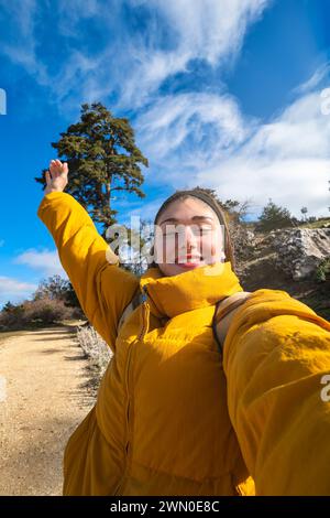 Giovane escursionista caucasico che scatta un ritratto di selfie nel parco naturale della sierra de las nieves, spagna. Turismo, sport, stile di vita. Foto Stock