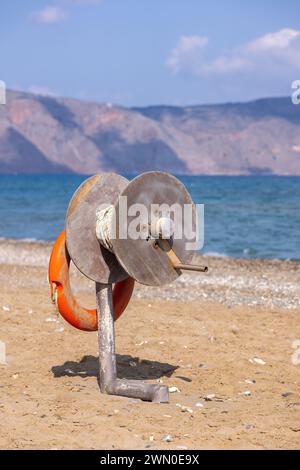 Lifebuoy con dispositivo di lancio sulla spiaggia di Creta, Grecia Foto Stock