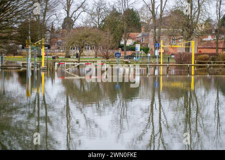 Wallingford, Oxfordshire, Regno Unito. 28 febbraio 2024. Il parcheggio Riverside di Wallingford rimane sott'acqua. Il fiume Tamigi a Wallingford, Oxfordshire, ha fatto scoppiare di nuovo le sue rive. Un allarme alluvione rimane in atto per il fiume Tamigi, incluso Wallingford. Crediti: Maureen McLean/Alamy Live News Foto Stock