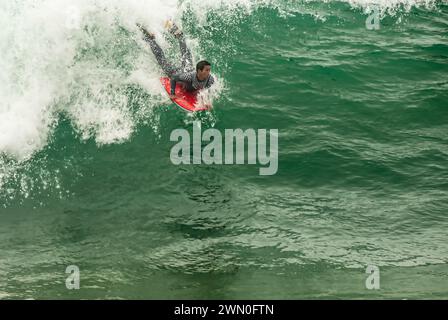 Bodyboarder che si immerge su un'enorme onda al Wedge di Balboa Island a Newport Beach, California. (USA) Foto Stock
