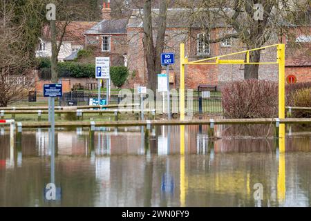 Wallingford, Oxfordshire, Regno Unito. 28 febbraio 2024. Il parcheggio Riverside di Wallingford rimane sott'acqua. Il fiume Tamigi a Wallingford, Oxfordshire, ha fatto scoppiare di nuovo le sue rive. Un allarme alluvione rimane in atto per il fiume Tamigi, incluso Wallingford. Crediti: Maureen McLean/Alamy Live News Foto Stock