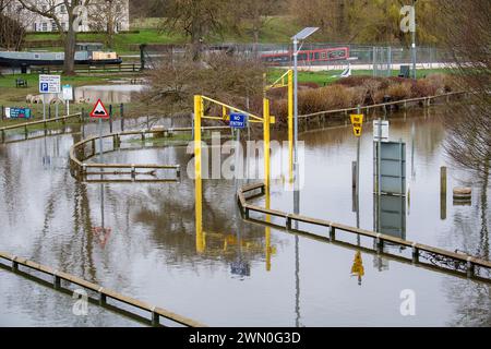 Wallingford, Oxfordshire, Regno Unito. 28 febbraio 2024. Il parcheggio Riverside di Wallingford rimane sott'acqua. Il fiume Tamigi a Wallingford, Oxfordshire, ha fatto scoppiare di nuovo le sue rive. Un allarme alluvione rimane in atto per il fiume Tamigi, incluso Wallingford. Crediti: Maureen McLean/Alamy Live News Foto Stock