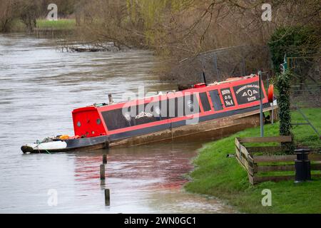 Wallingford, Oxfordshire, Regno Unito. 28 febbraio 2024. Il fiume Tamigi a Wallingford, Oxfordshire, ha fatto scoppiare di nuovo le sue rive. Un allarme alluvione rimane in atto per il fiume Tamigi a Wallingford. Anche se i livelli dei fiumi stanno iniziando a scendere, le forti piogge sono previste per domani e venerdì, il che potrebbe peggiorare le inondazioni. Crediti: Maureen McLean/Alamy Live News Foto Stock