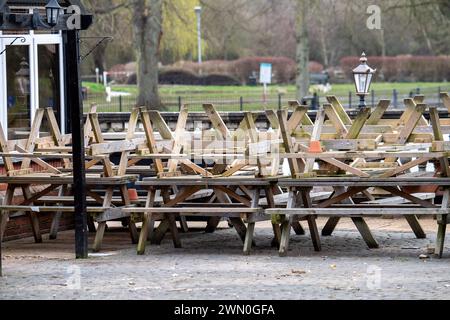 Wallingford, Oxfordshire, Regno Unito. 28 febbraio 2024. Il fiume Tamigi a Wallingford, Oxfordshire, ha fatto scoppiare di nuovo le sue rive. Un allarme alluvione rimane in atto per il fiume Tamigi a Wallingford. Anche se i livelli dei fiumi stanno iniziando a scendere, le forti piogge sono previste per domani e venerdì, il che potrebbe peggiorare le inondazioni. Crediti: Maureen McLean/Alamy Live News Foto Stock