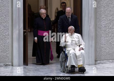 Città del Vaticano, Vaticano, 28 febbraio 2024. Papa Francesco durante la sua udienza generale settimanale nella sala Paolo vi in Vaticano. v Foto Stock