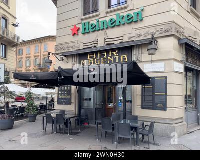 L'esterno dell'entrata del famoso "Bar Magenta" vicino alla stazione Cadorna, al centro città, Milano, Italia Foto Stock