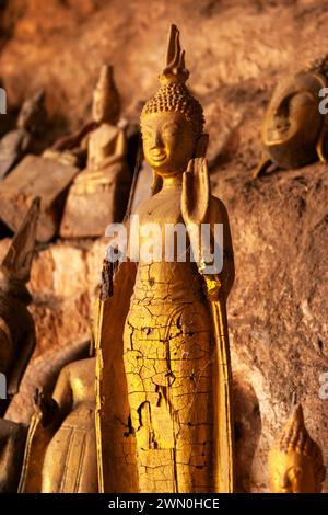 Figure di Buddha in miniatura nelle grotte di Pak Ou sul fiume Mekong nel Laos settentrionale nel sud-est asiatico Foto Stock