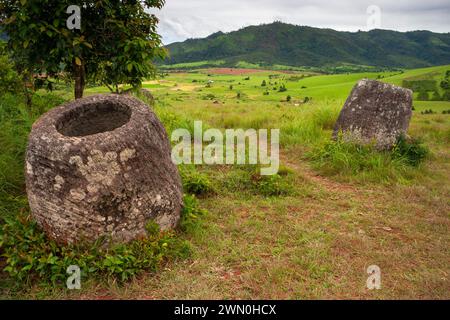 Pianura di vasi vicino a Phonsavan negli altopiani centrali del Laos nel sud-est asiatico Foto Stock